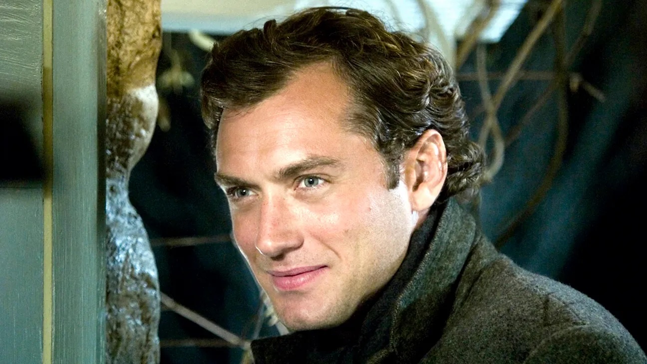 Jude Law looking smashing again, again ;)>
	<br>
	<br>
	<img width=